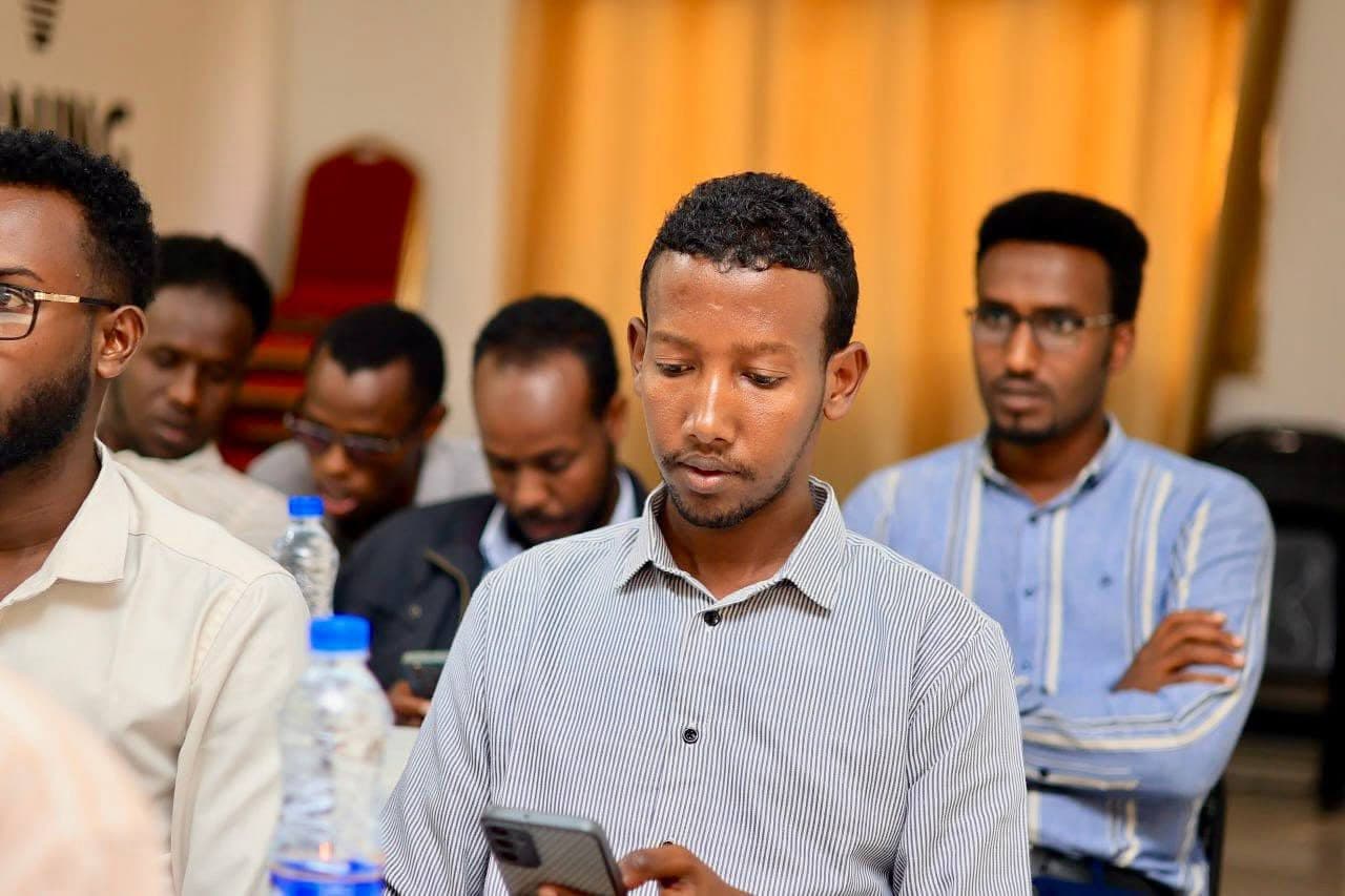 Data Collection and Familiarization Roundtable Discussion, photograph 12