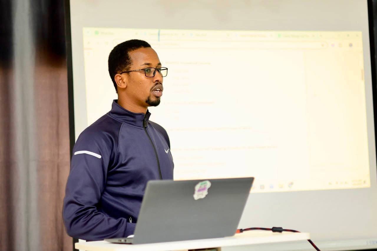 Data Collection and Familiarization Roundtable Discussion, photograph 15